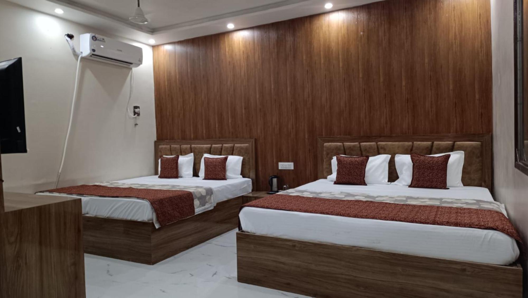 Hotel Goroomgo Vrrinda Enjoy Free Wifi- Free Parking And Restaurent Available Varanasi