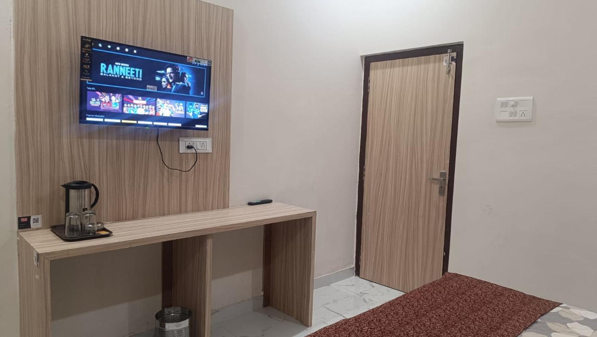 Hotel Goroomgo Vrrinda Enjoy Free Wifi- Free Parking And Restaurent Available Varanasi