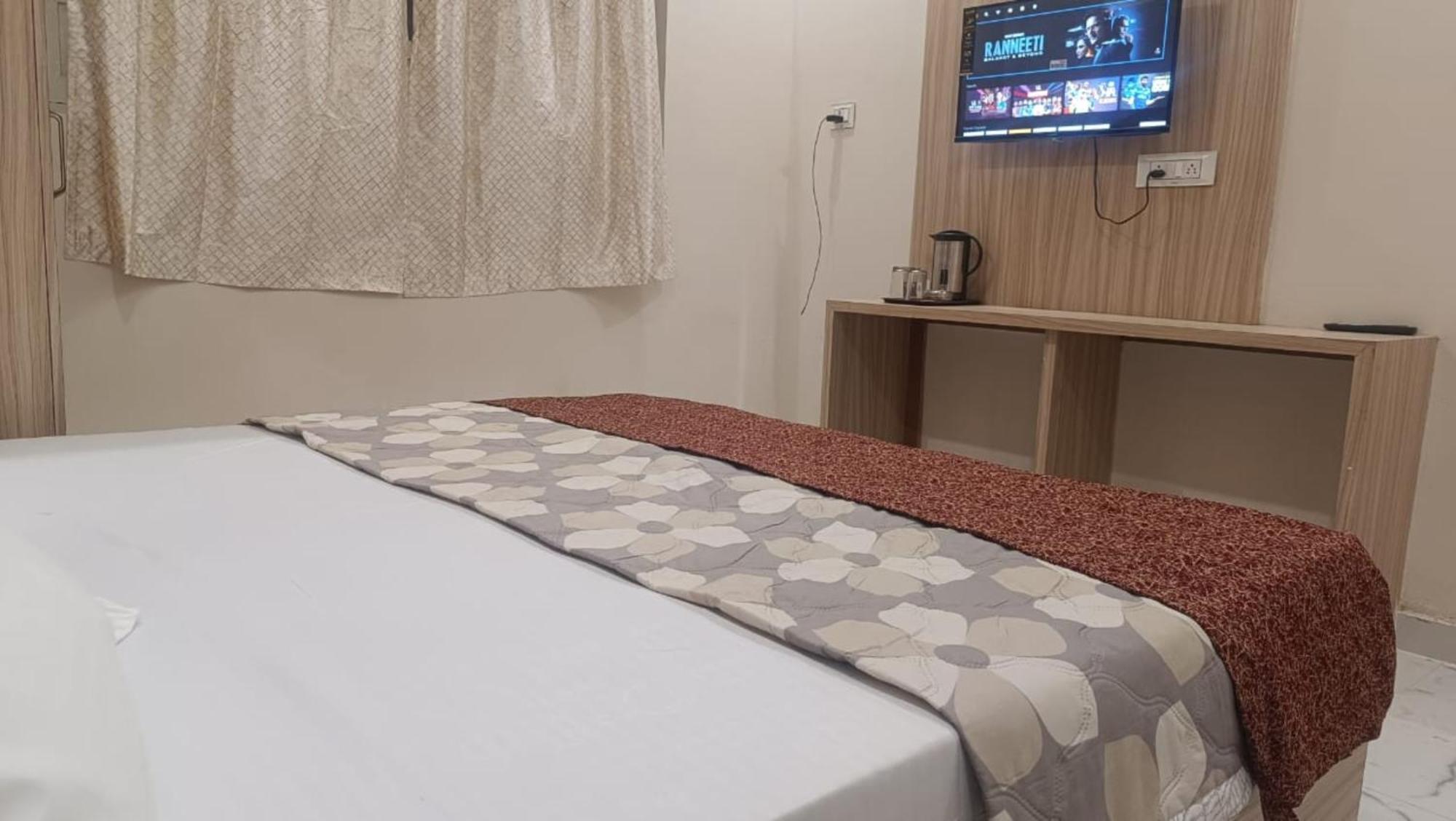 Goroomgo Vrrinda Enjoy Free Wifi- Free Parking And Restaurent Available 3*