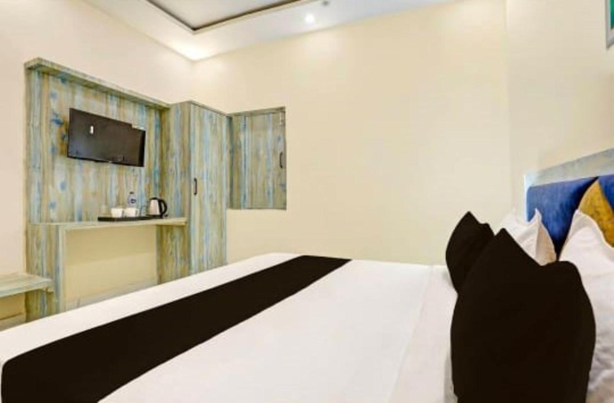 Hotel Goroomgo Vrrinda Enjoy Free Wifi- Free Parking And Restaurent Available 3*