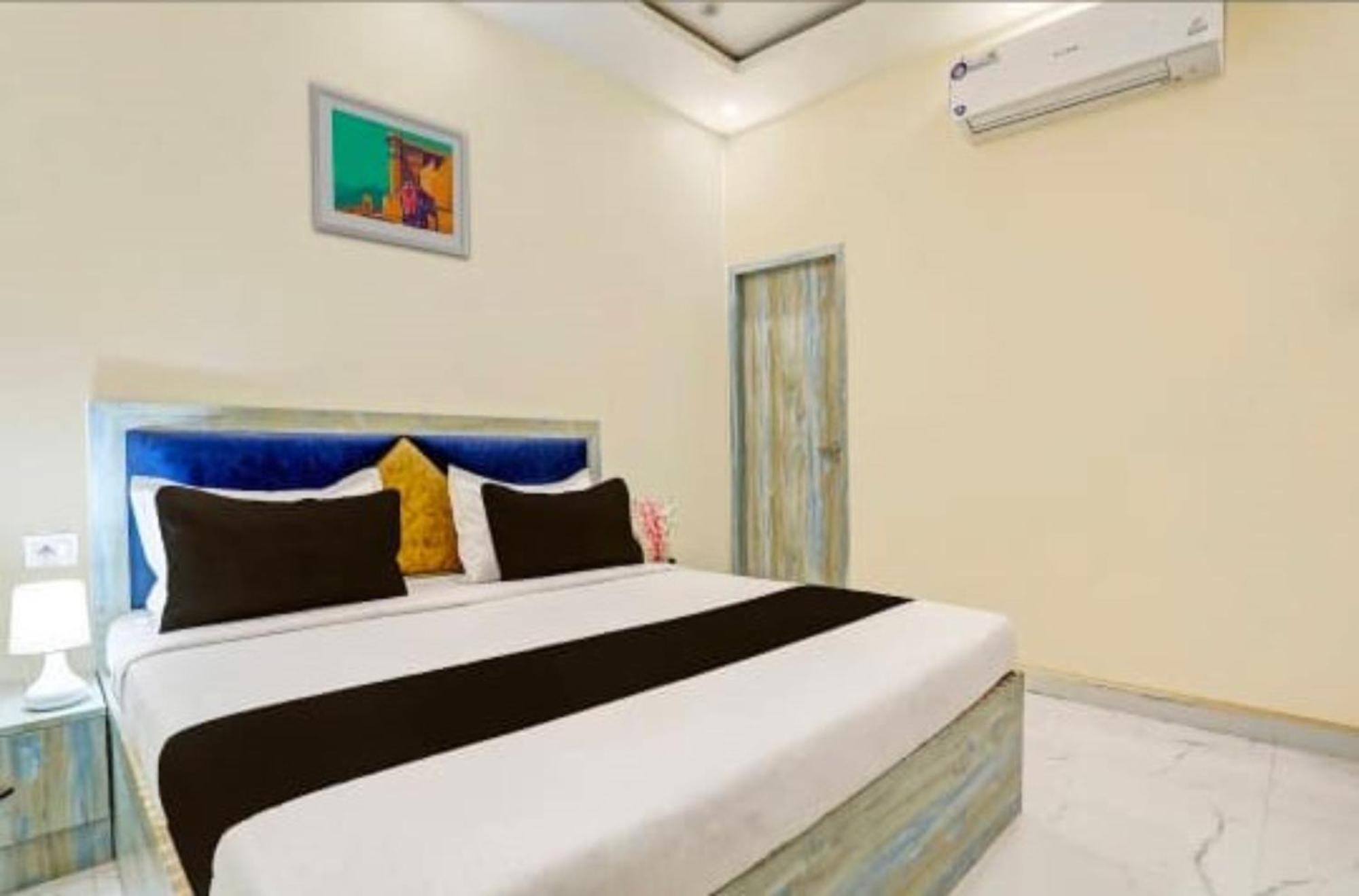Goroomgo Vrrinda Enjoy Free Wifi- Free Parking And Restaurent Available