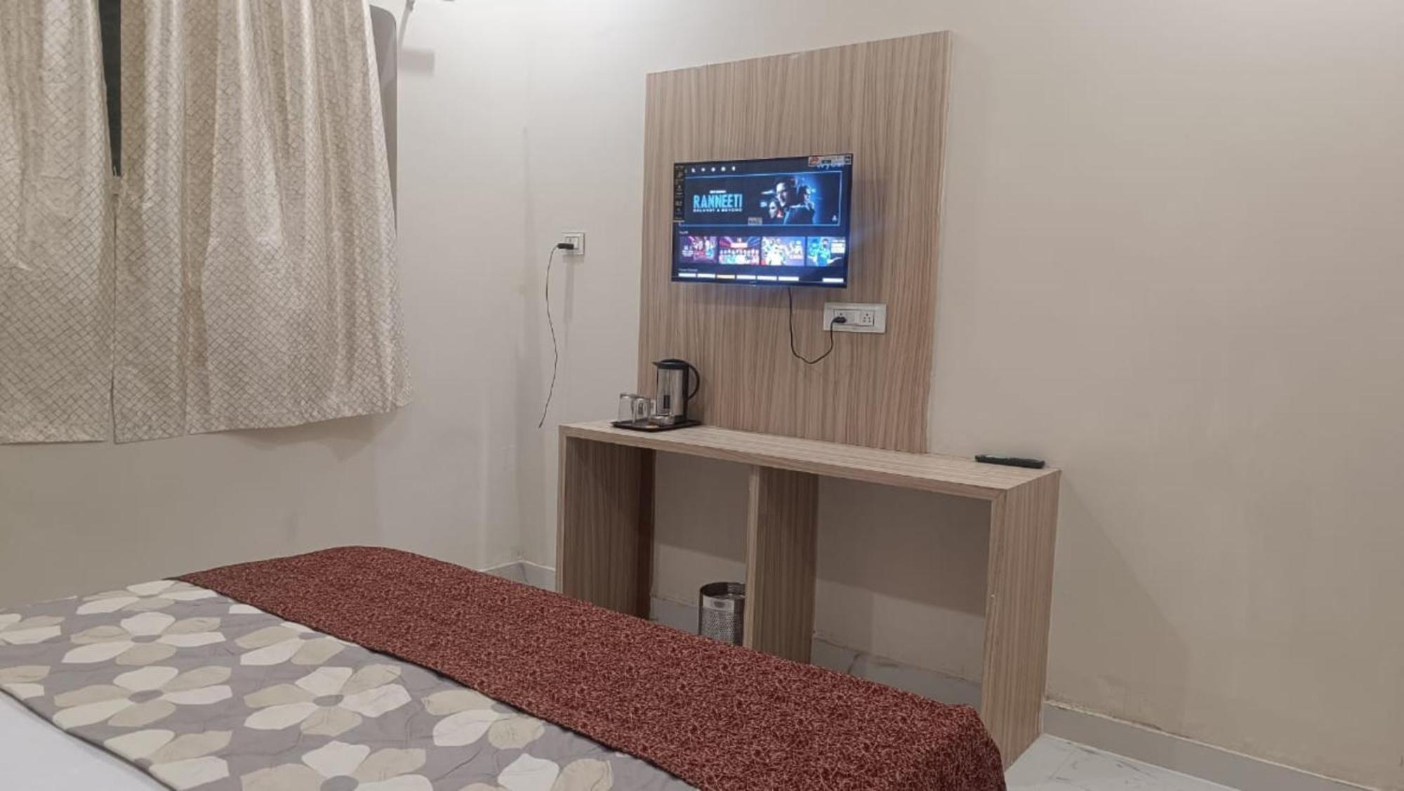 Goroomgo Vrrinda Enjoy Free Wifi- Free Parking And Restaurent Available 3* Varanasi