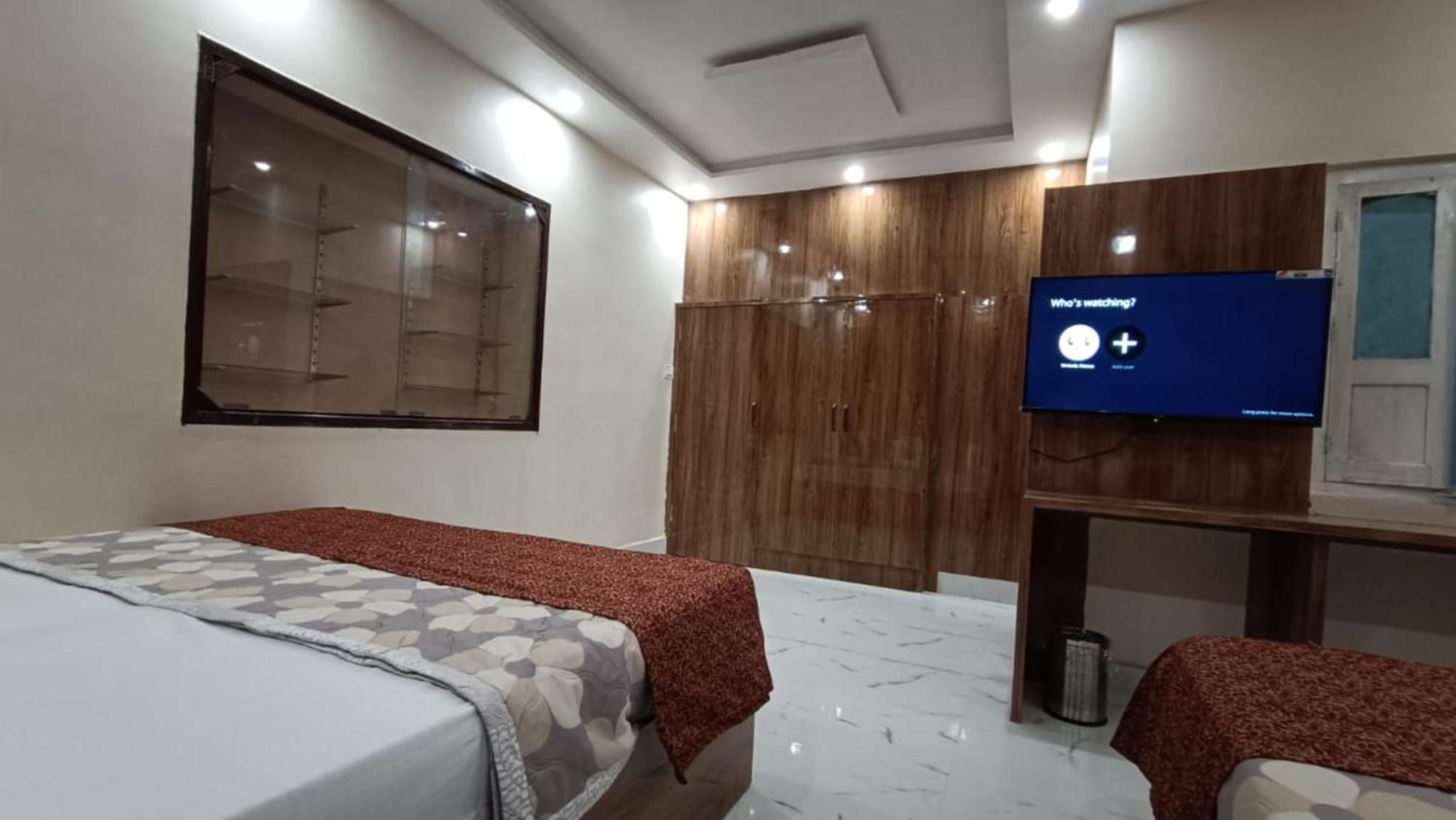 Hotel Goroomgo Vrrinda Enjoy Free Wifi- Free Parking And Restaurent Available Varanasi