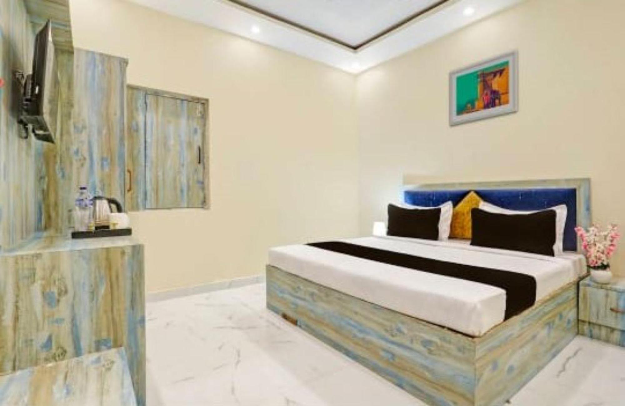 Goroomgo Vrrinda Enjoy Free Wifi- Free Parking And Restaurent Available 3*