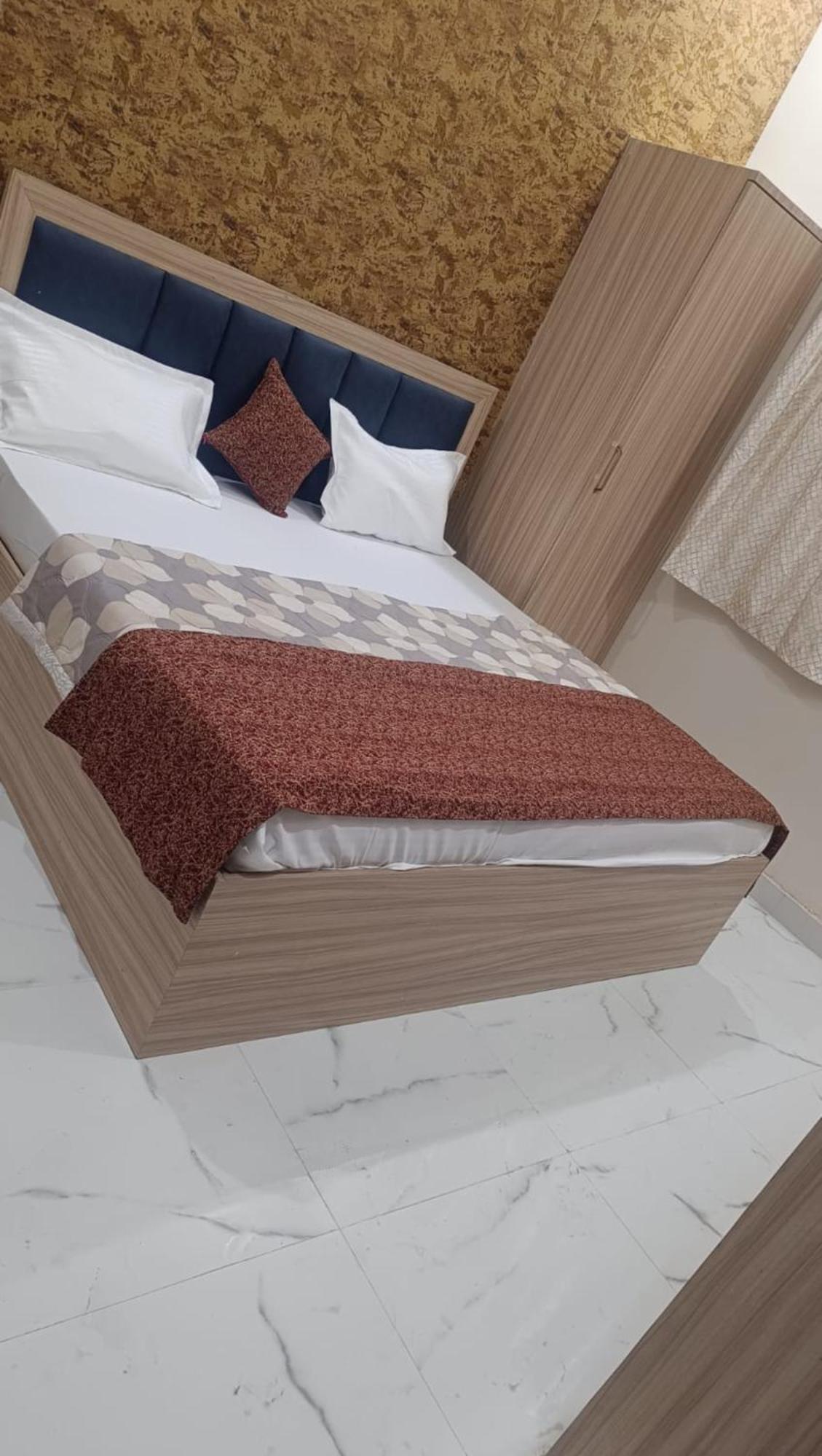 Goroomgo Vrrinda Enjoy Free Wifi- Free Parking And Restaurent Available Hotel Varanasi
