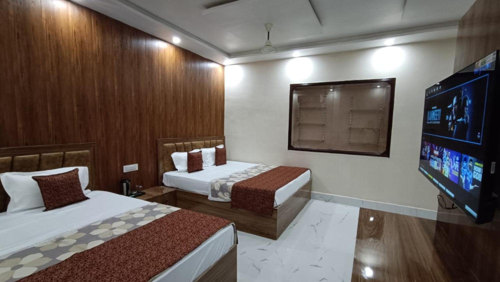 Hotel Goroomgo Vrrinda Enjoy Free Wifi- Free Parking And Restaurent Available 3*